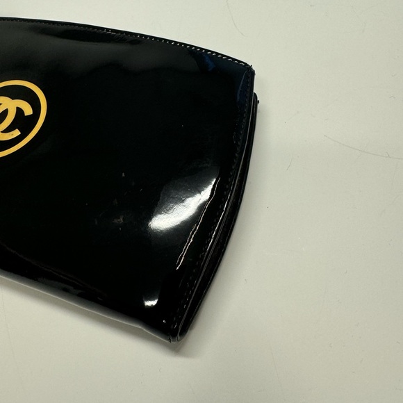 11720 Chanel Patent Leather Zip Wallet with authenticity card - Picture 8 of 9
